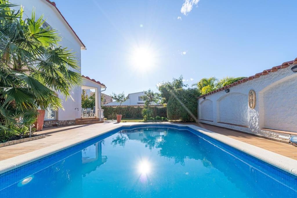Sm21-gran En La Playa, 4 Habitaciones, Climatizada, Piscina, Barbacoa Y Wifi Willa Empuriabrava