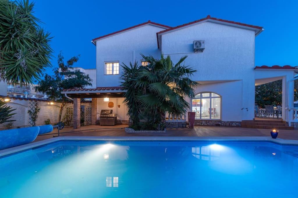 Willa Sm21-gran En La Playa, 4 Habitaciones, Climatizada, Piscina, Barbacoa Y Wifi Empuriabrava